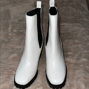 Longchamp Lug Chelsea White Patent Leather Ankle Boots size 6.5(37) NWOT